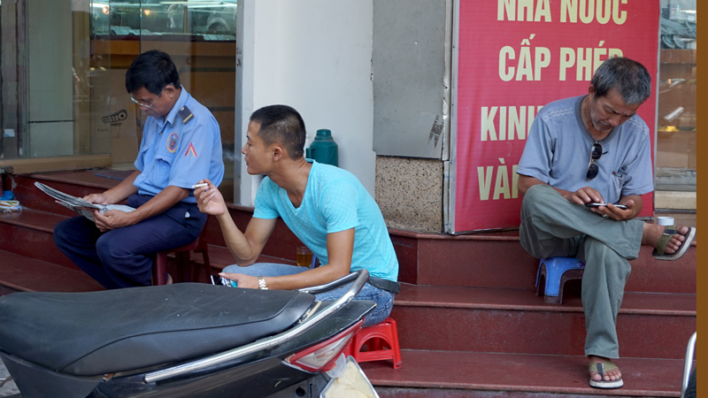 Người[-]đọc[-]tin[-]tức[-]báo[-]in[-]đang[-]dần[-]mai[-]một[-]ở[-]Thủ[-]đô